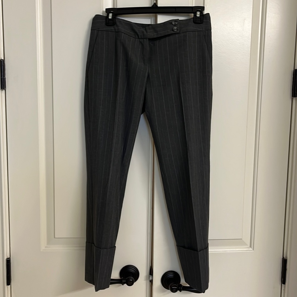 Limited Drew Fit cropped grey pinstriped pants size 2